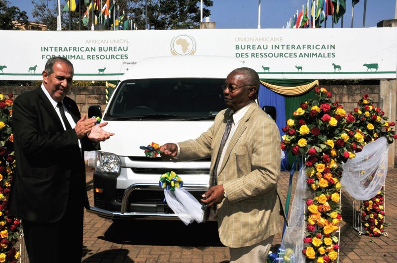 Prof. Ahmed Elsawalhy (left) hands over the Toyota Minibus to Dr. Solomon Munyua (right).