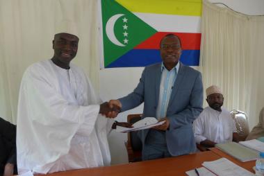  © 2014 AU-IBAR. Dr Baba Soumare, Head of Animal Health Unit of AU-IBAR, representing the Director, and the Minister of Production of the Union of Comoros, in charge of Livestock, Abdou Nassur Madi, sign the project protocol, in Moroni, on March 7th, 2014.